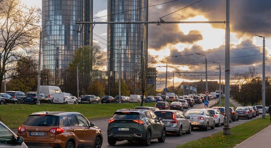 Lai mazāks stress un risks iekļūt avārijā: padomi, ko ņemt vērā sastrēgumu laikā Rīgā