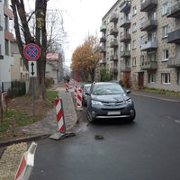 Foto: Aculiecinieks fiksē vairākus 'nekaunīgus' parkošanās pārkāpumus Rīgā