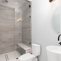 Septiņi elementi, kas uzlabos dušas telpas funkcionalitāti un dizainu