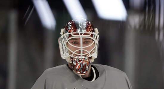 Latvijas hokeja izlases vārtus pirmajā spēlē sargās Merzļikins