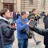 Finanšu ministru ceļā uz Saeimu asi kritizē daži protesta akcijas dalībnieki