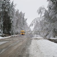 Sniegs apgrūtina braukšanu daudzviet Latvijā; ceļu attīrīšana turpinās