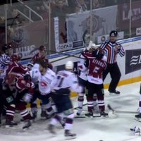 Video: 'Izplūcas' desmit Rīgas 'Dinamo' un 'Torpedo' hokejisti