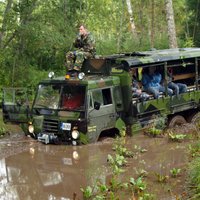 'DELFI Auto' reportāža: ar armijas tehniku pa Igaunijas purviem