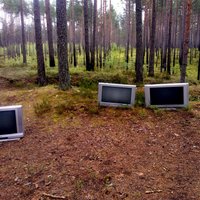 Sēņotāji Klapkalnciema mežā uziet televizorus