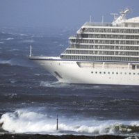 С круизного судна у берегов Норвегии продолжают эвакуировать более 1300 человек