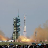 Ķīna veiksmīgi palaidusi kosmosa kuģi ar trīs astronautiem (+VIDEO)