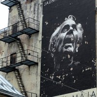 JRT nevēlas atjaunot Smiļģa portretu uz Lāčplēša ielas ēkas