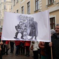 Foto: Ap 200 cilvēku pie Saeimas protestē pret zemo veselības nozares finansējumu