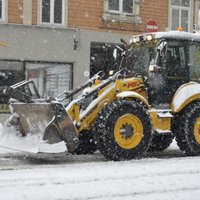 Rīgas dome aicina nenovietot automašīnas sniega tīrītāju ceļā