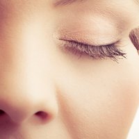 Grima ieteikumi, kā izvēlēties acu ēnas atbilstoši ādas, acu un matu krāsai