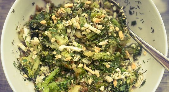 Citādām brokastīm – brokoļi ar olām un garšaugiem