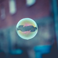 Burbuli piesaukt ir pāragri – eksperti par nekustamā īpašuma tirgu Latvijā