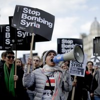 Foto: Londonā protestē pret Lielbritānijas veikto raķešu triecienu Sīrijai
