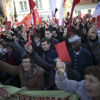 Lisabonā tūkstošiem cilvēku protestē pret nākamā gada taupības budžetu