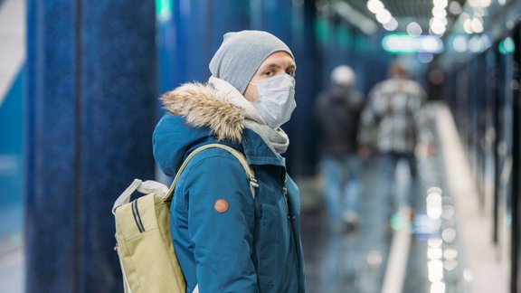 vīrietis koronavīruss COVID-19 sejas maska 