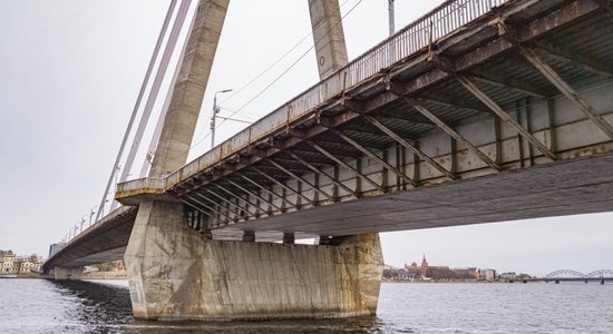 Расширенный тротуар и велодорожки: в Риге планируется ремонт Вантового моста