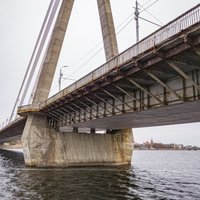 Vanšu tilta īslaicīgā slēgšana sanikno rīdziniekus