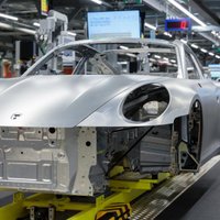 'Covid-19': Arī 'Porsche' pārtrauc automobiļu ražošanu