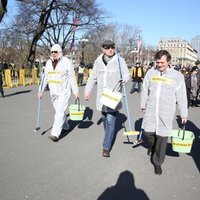 Antifašisti 'nodezinficē' Brīvības pieminekļa apkārtni; leģionāru piemiņas pasākumi beidzas mierīgi