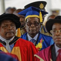 Krīze Zimbabvē: Mugabe pirmo reizi kopš apvērsuma parādās publiski