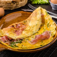 Sātīgām vēlajām brokastīm – 12 spēcinošu omlešu receptes