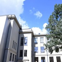 Rīgā divās skolās atsevišķām klasēm Covid-19 dēļ noteikta karantīna