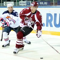 ВИДЕО: Рижские динамовцы обыграли в Таллине действующего чемпиона КХЛ