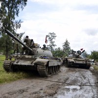 Foto: dzīve starp ieročiem, tankiem un banāniem – Kongo DR ikdiena