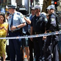 Foto: Sidnejā gūstā sagrābti kafejnīcas apmeklētāji