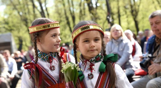 Foto: Tautasdziesmu koncertu Vērmanes dārzā klausīties sanācis prāvs pulks interesentu