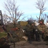 Video: Kā Ukrainas karavīri ar uguni sedz ievainotā glābšanu Piski ciemā