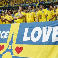 Video: Zviedru un īru futbola fani kopīgi nodzied ABBA dziesmu