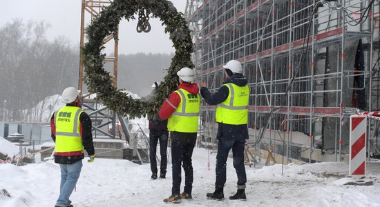 Foto: Tirdzniecības parka 'Alfa' jaunajai piebūves ēkai nosvinēti spāru svētki