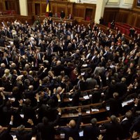 Ukrainas parlaments pieņem pret protestiem vērstus likumus