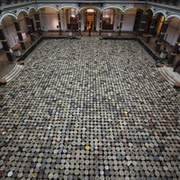 6000 ķeblīši un krabju kaudze uz grīdas: Ai Veiveja izstāde Berlīnē
