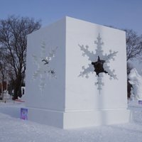 Foto: Latviešu mākslinieki iegūst otro vietu sniega skulptūru čempionātā