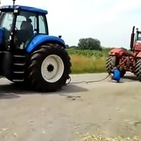 Video: Jauns vācu traktors pret vecu krievu traktoru