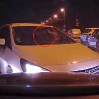Video: Autovadītāja Rīgā pēdējā brīdi nobremzē pirms priekšā izbraukuša taksometra