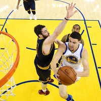 'Warriors' basketbolisti NBA finālsērijas otrajā mačā sagrauj 'Cavaliers' vienību