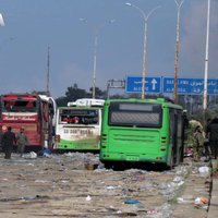 Autobusu konvojā pie Alepo nogrand sprādziens; vismaz 100 bojāgājušie