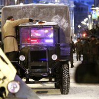 Foto: Krievi vēsturiskos vateņos trenējas Ļeņingradas blokādes pārraušanas piemiņas parādei