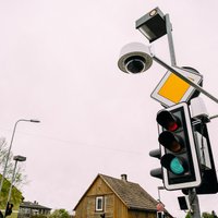 Foto: Inovatīvs luksofors Liepājā fiksē 400 sarkanās gaismas pārkāpumu mēnesī