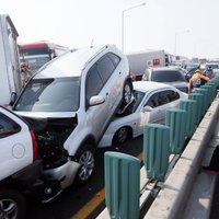 Foto: Necaurredzamas miglas dēļ Ķīnā un Korejā saskrienas vairāk nekā 100 auto; ir mirušie