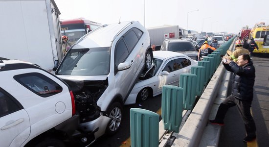 Foto: Necaurredzamas miglas dēļ Ķīnā un Korejā saskrienas vairāk nekā 100 auto; ir mirušie