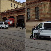 Ugunsdzēsēji Rīgā pārvieto vārtiem priekšā atstātu policijas auto