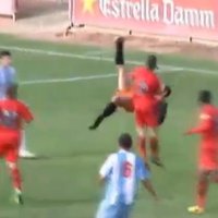 Video: ne tikai futbola uzbrucēji prot gūt vārtus 'šķērītē'