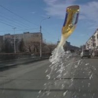 Video: Krievijā onkulis braucošam auto pa stiklu iemet ar pudeli