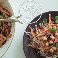 'Dzīvo garšīgi': nūdeļu salāti ar turku zirņiem un zemesriekstu sviesta mērci