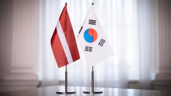 Latvijas un Republikas Korejas karogi